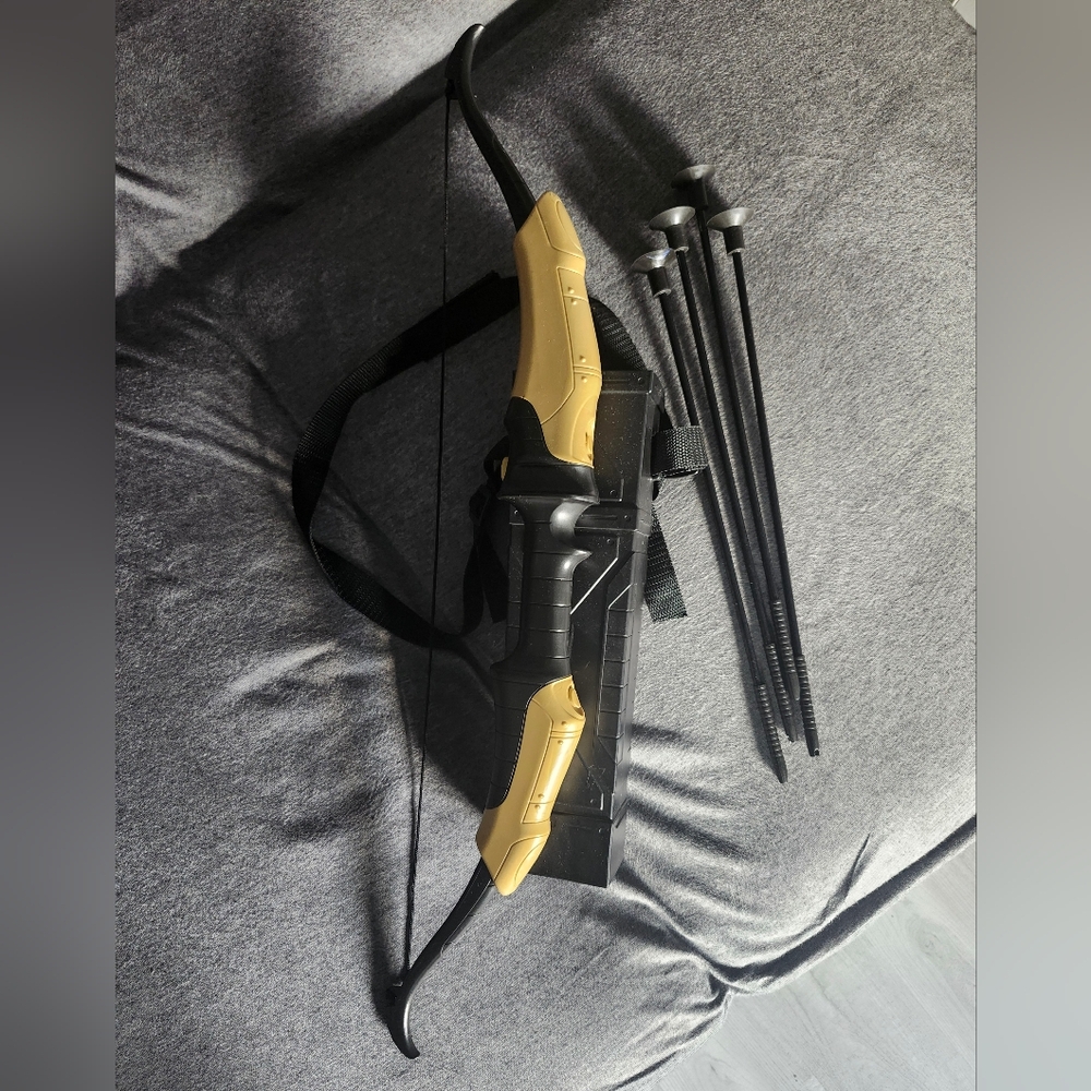 Disney Marvel Avengers Hawkeye Quiver Bow & Arrow Set